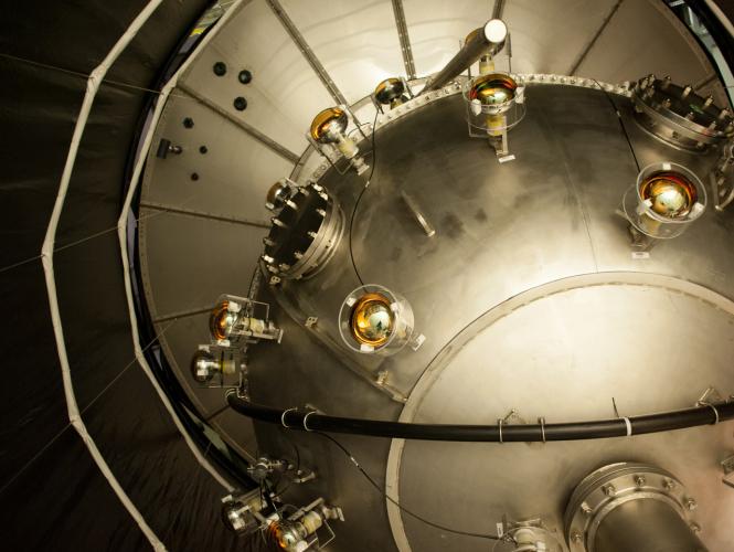 Une très grande sphère en acier vue d'en bas